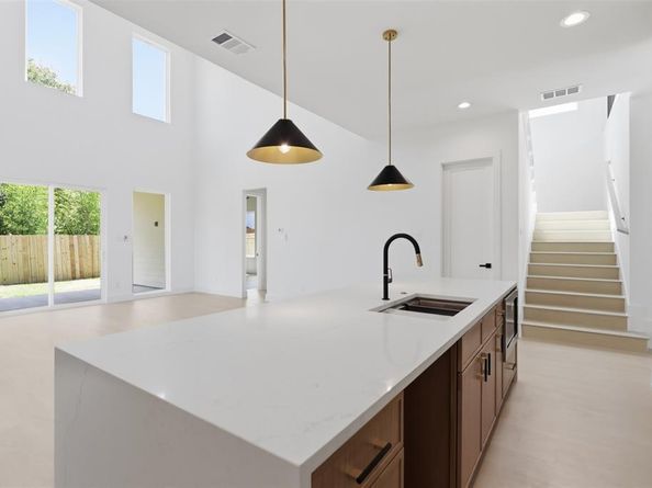 1414  Doyle Avenue , Dallas Texas 75203