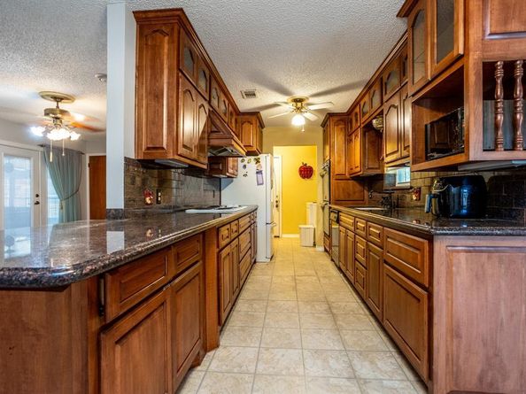 950  SYCAMORE Lane , Lancaster Texas 75146