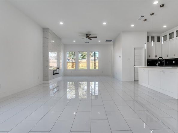 2827  Grafton Avenue , Dallas Texas 75211