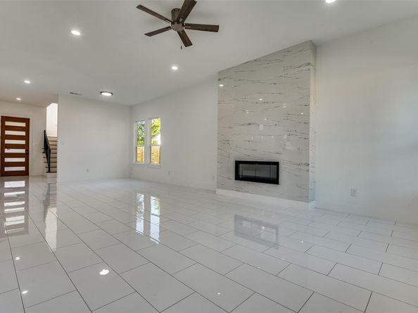 2827  Grafton Avenue , Dallas Texas 75211