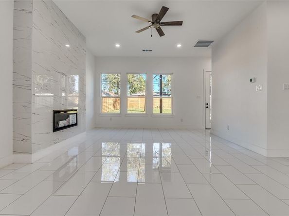 2827  Grafton Avenue , Dallas Texas 75211