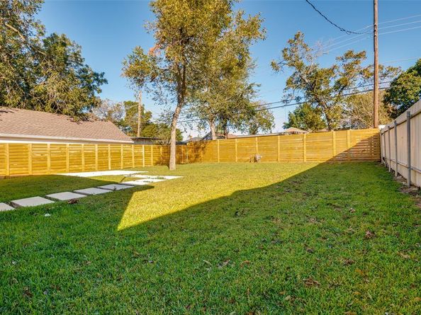 2827  Grafton Avenue , Dallas Texas 75211