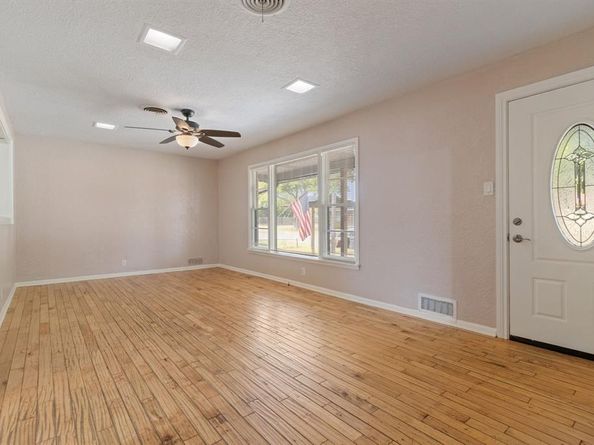 127 W Cedar Street , Hurst Texas 76053