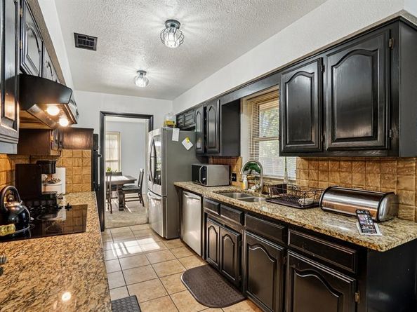 1048  Sherod Drive , DeSoto Texas 75115