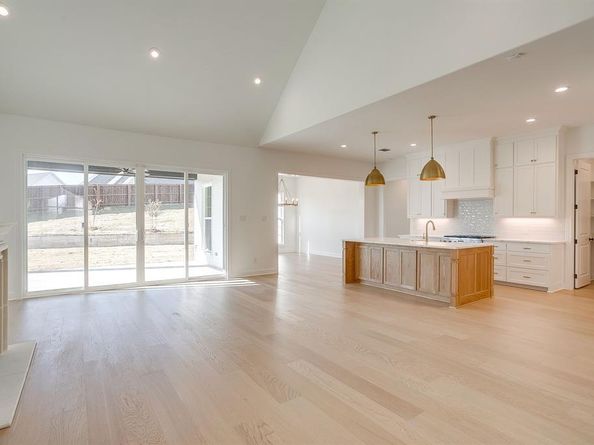 8118  Luanna Hills  , Benbrook Texas 76126