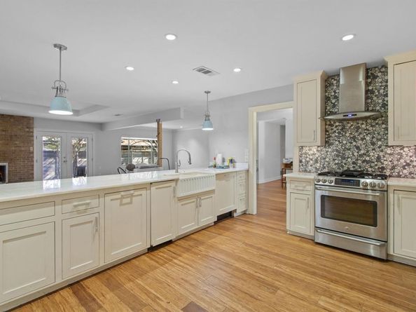 15606  Kingscrest Circle , Dallas Texas 75248