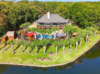 2910  Lakeshore Court 