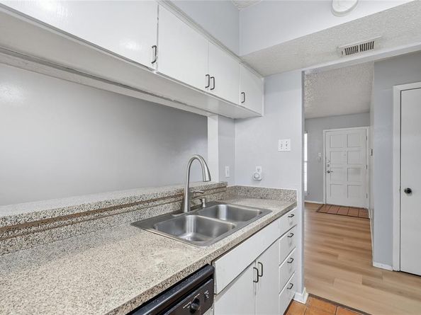 4211  Holland Avenue  105, Dallas Texas 75219