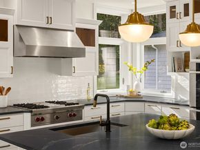 11710 Arrow Point Drive NE, Bainbridge Island WA 98110