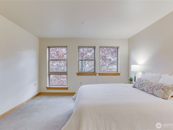 827 Hiawatha Place S 308, Seattle WA 98144