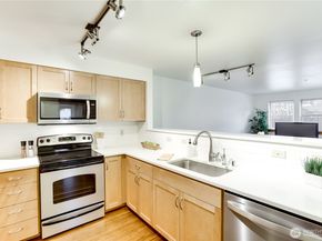 827 Hiawatha Place S 308, Seattle WA 98144
