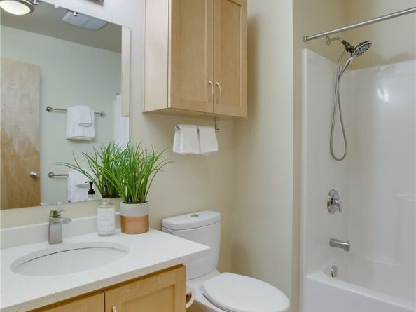 827 Hiawatha Place S 308, Seattle WA 98144