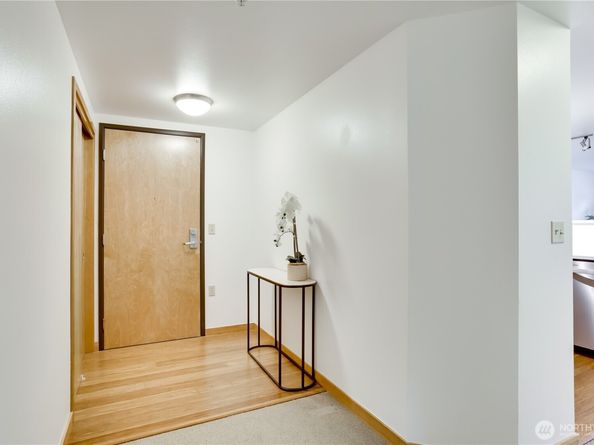 827 Hiawatha Place S 308, Seattle WA 98144