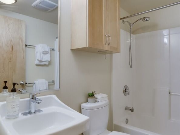 827 Hiawatha Place S 308, Seattle WA 98144