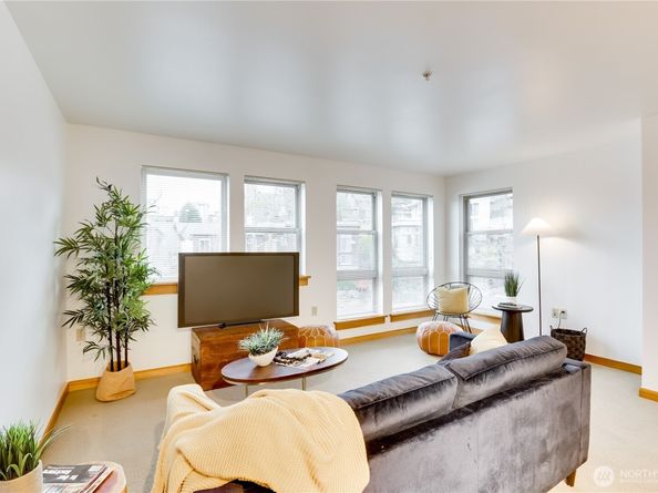 827 Hiawatha Place S 308, Seattle WA 98144