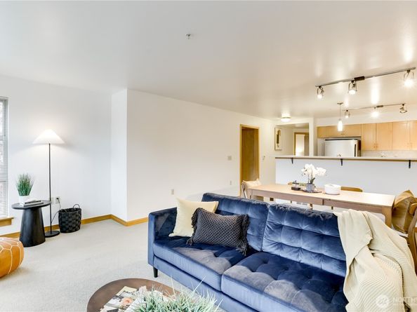 827 Hiawatha Place S 308, Seattle WA 98144