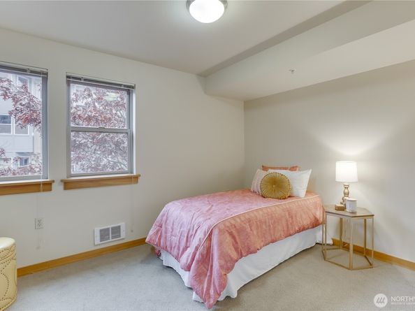 827 Hiawatha Place S 308, Seattle WA 98144