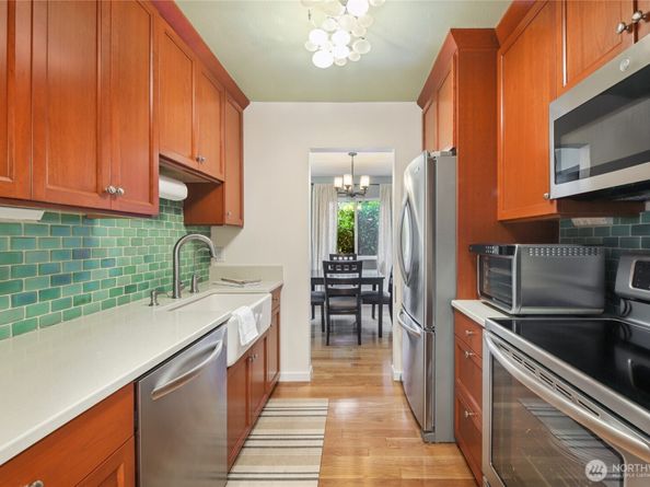 2858 32nd Avenue W 102, Seattle WA 98199