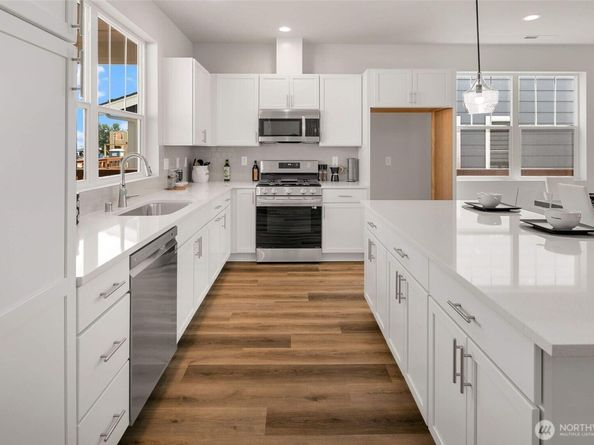 563 SW 97th Street 76, Seattle WA 98106