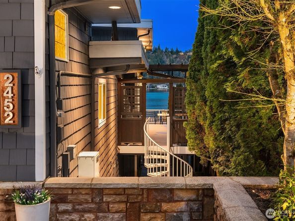 2452 W Lake Sammamish Parkway NE, Redmond WA 98052
