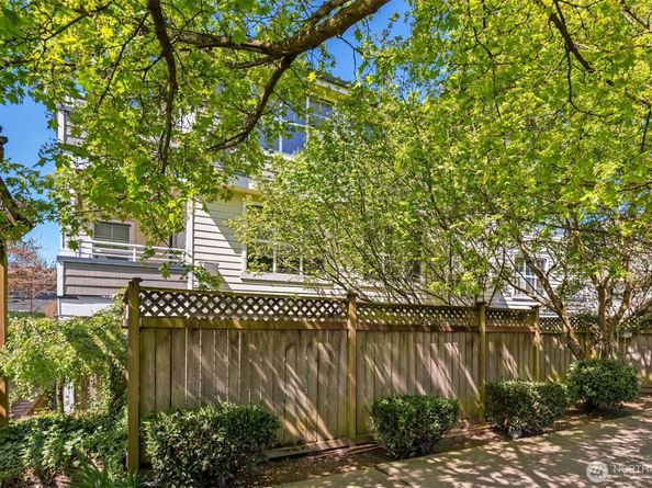 10549 Stone Avenue N 301, Seattle WA 98133