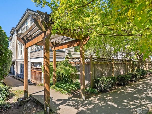 10549 Stone Avenue N 301, Seattle WA 98133