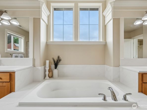 721 Lingering Pine Drive NW, Issaquah WA 98027