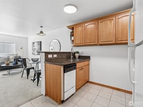 5624 Roosevelt Way NE 202, Seattle WA 98105