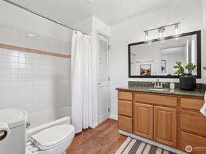 5624 Roosevelt Way NE 202, Seattle WA 98105