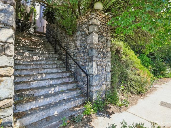 5624 Roosevelt Way NE 202, Seattle WA 98105