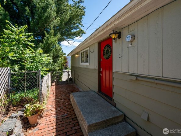 9515 Linden Avenue N, Seattle WA 98103