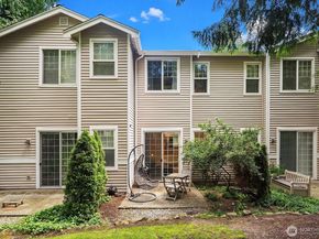 2020 132nd Avenue SE 204, Bellevue WA 98005