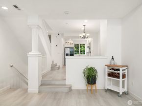 2020 132nd Avenue SE 204, Bellevue WA 98005
