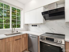 2020 132nd Avenue SE 204, Bellevue WA 98005