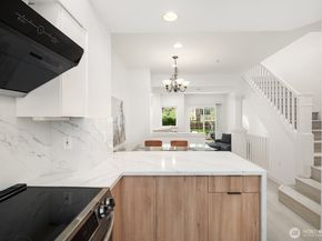 2020 132nd Avenue SE 204, Bellevue WA 98005