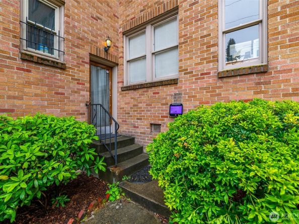 1427 3rd Avenue W 8, Seattle WA 98119