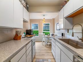 1427 3rd Avenue W 8, Seattle WA 98119