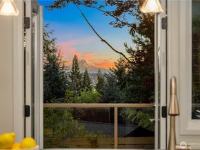 4290 Shoreclub Drive, Mercer Island WA 98040