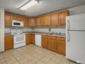 4727 W Lake Sammamish Parkway SE B201, Issaquah WA 98027