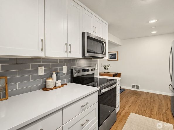 11556 Greenwood Avenue N 102, Seattle WA 98133