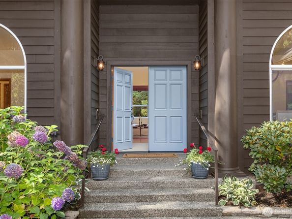 8387 NE Sumanee Place, Bainbridge Island WA 98110