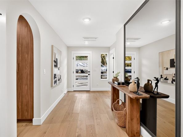 8542 Interlake Avenue N, Seattle WA 98103