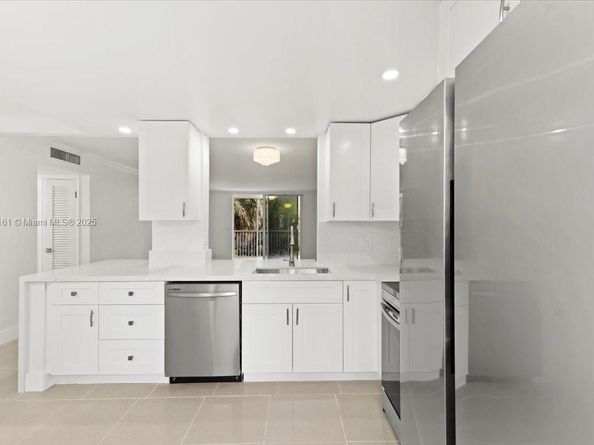 319 NE 14th Ave 201, Hallandale Beach FL 33009