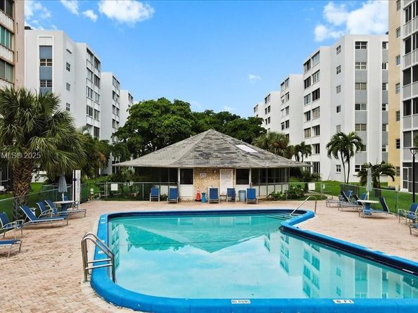 319 NE 14th Ave 201, Hallandale Beach FL 33009