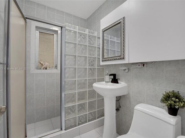 1260 NE 135th St, North Miami FL 33161