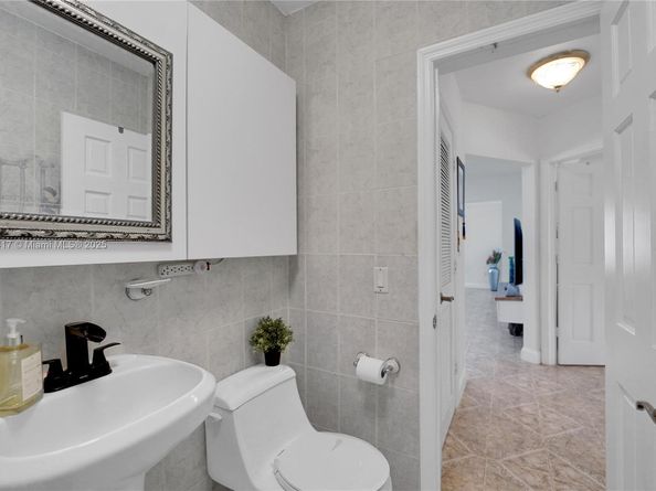 1260 NE 135th St, North Miami FL 33161