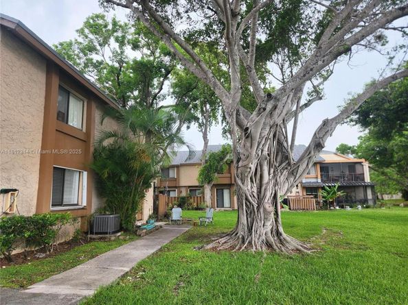 52 Wimbledon Lake Dr 200, Plantation FL 33324