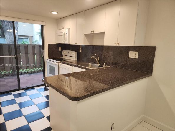 52 Wimbledon Lake Dr 200, Plantation FL 33324