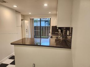 52 Wimbledon Lake Dr 200, Plantation FL 33324