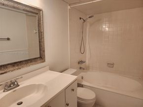 52 Wimbledon Lake Dr 200, Plantation FL 33324